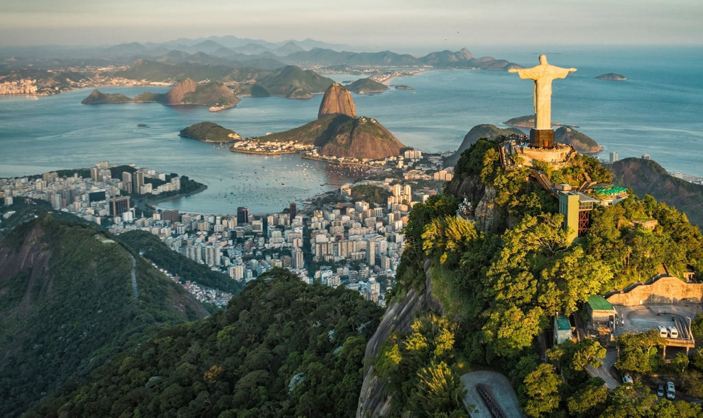 Profissionais de negócios analisando reforma tributária brasileira 2026 com documentos fiscais e tecnologia