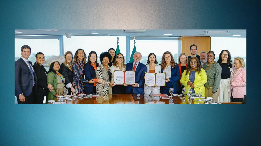 Presidente Lula sanciona a Lei 1246/21 ao lado de Jandaraci Araújo, única representante do C101, e outras mulheres líderes, simbolizando a inclusão e representatividade de mulheres negras nos conselhos de administração do Brasil.