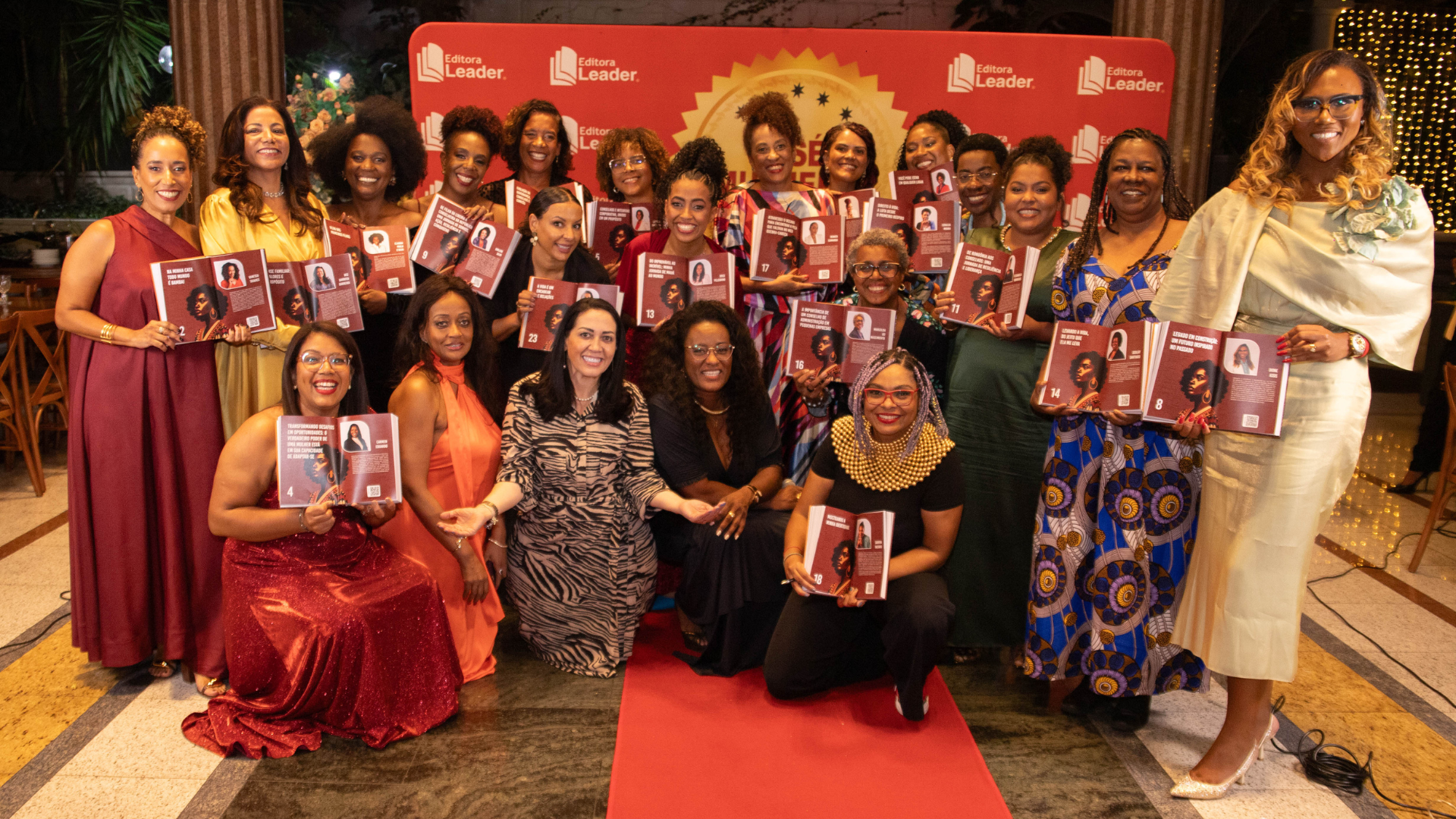 Foto oficial do lançamento do livro Mulheres Negras no Conselho com 24 coautoras negras reunidas no evento da Editora Leader – símbolo da representatividade feminina negra no topo das empresas brasileiras