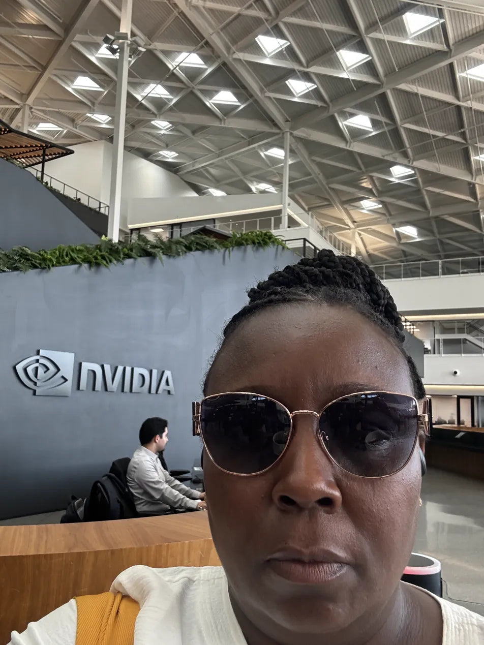 Gabriela Rocha, CEO da Algoritimado, no lobby do escritório da NVIDIA em Sunnyvale, Silicon Valley, abril de 2026