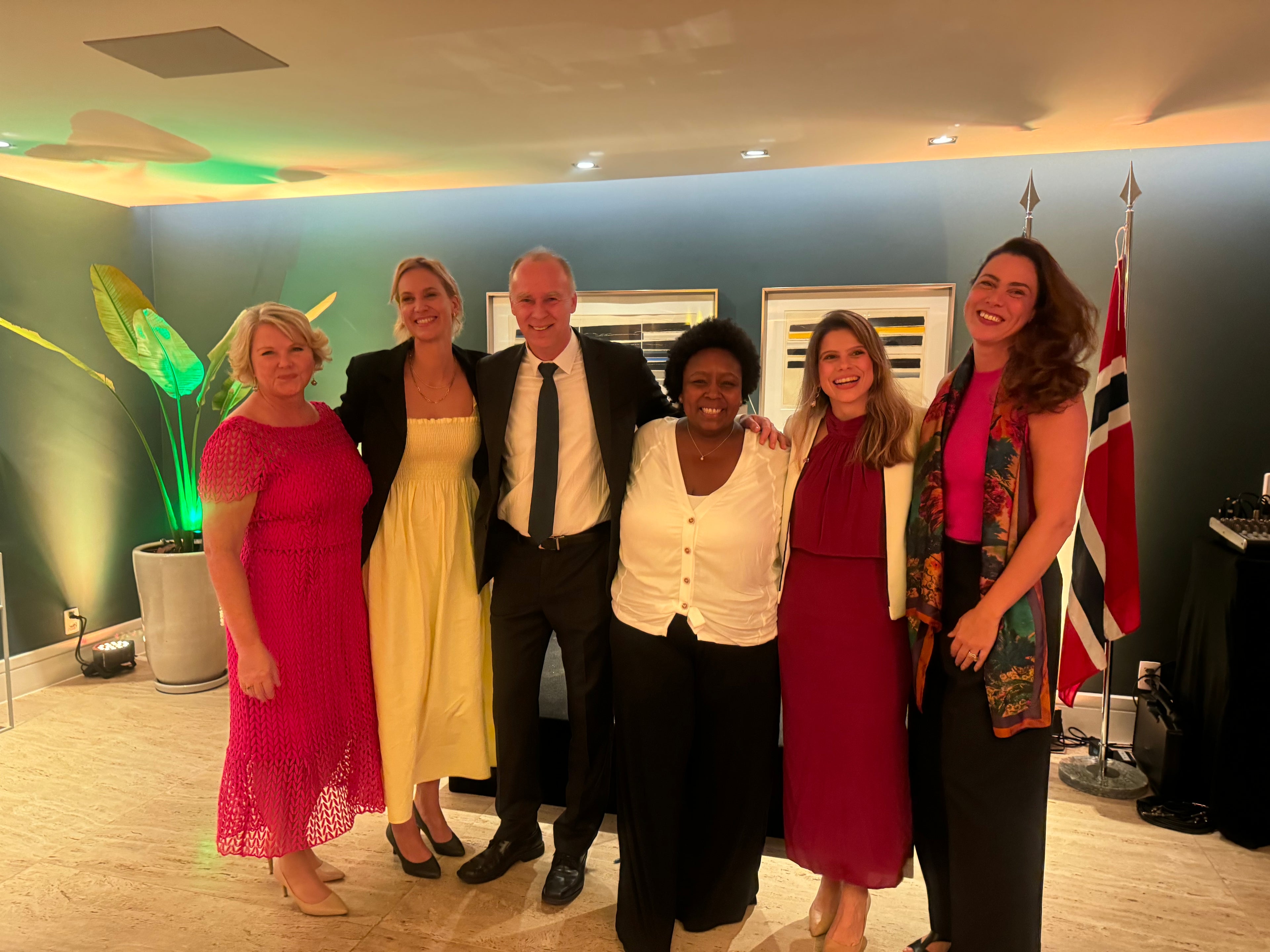 Palestrante Gabriela Rocha no Consulado da Noruega com a ministra Anne Beathe Tvinnerim